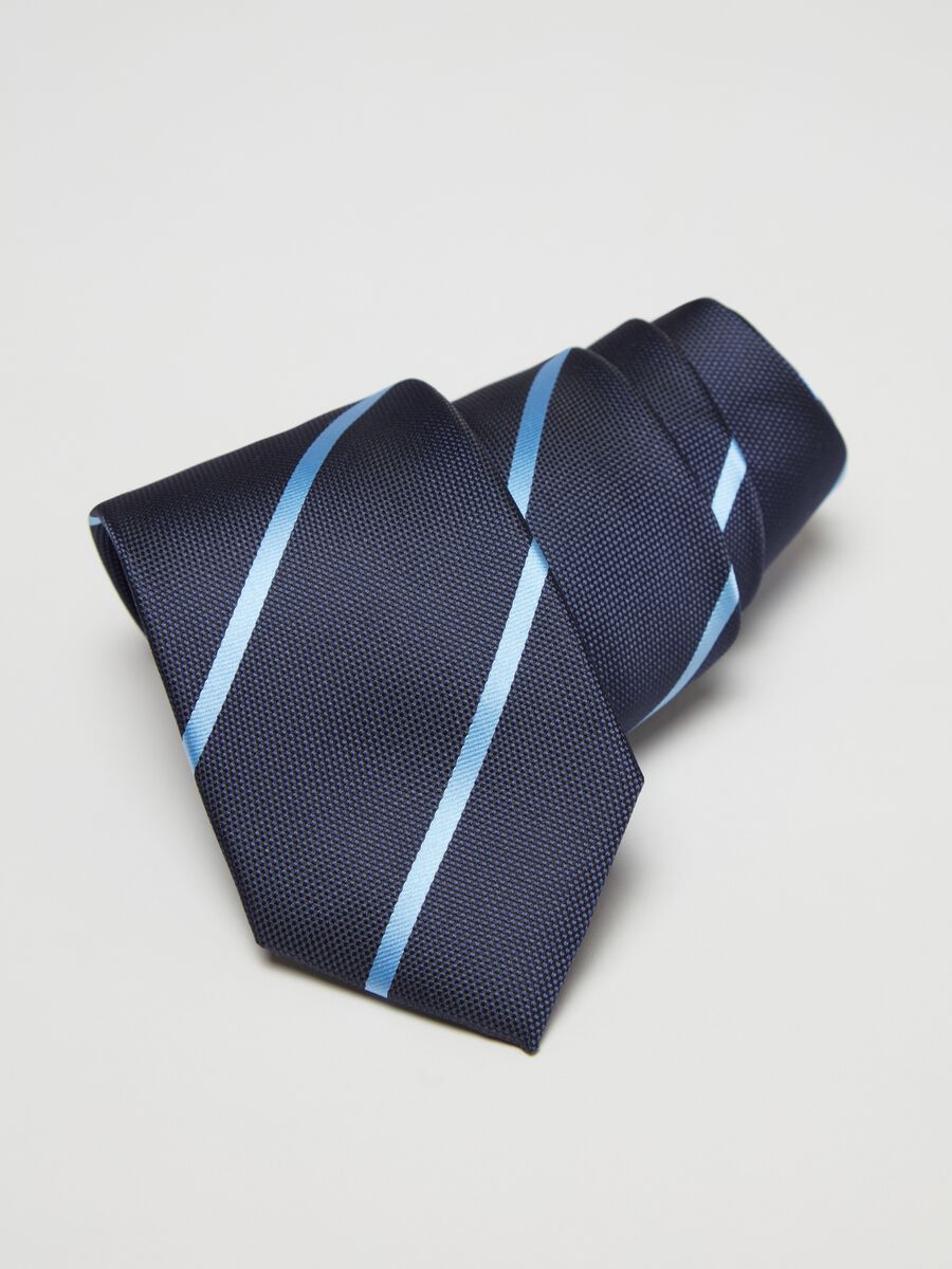 Tie with striped pattern_2