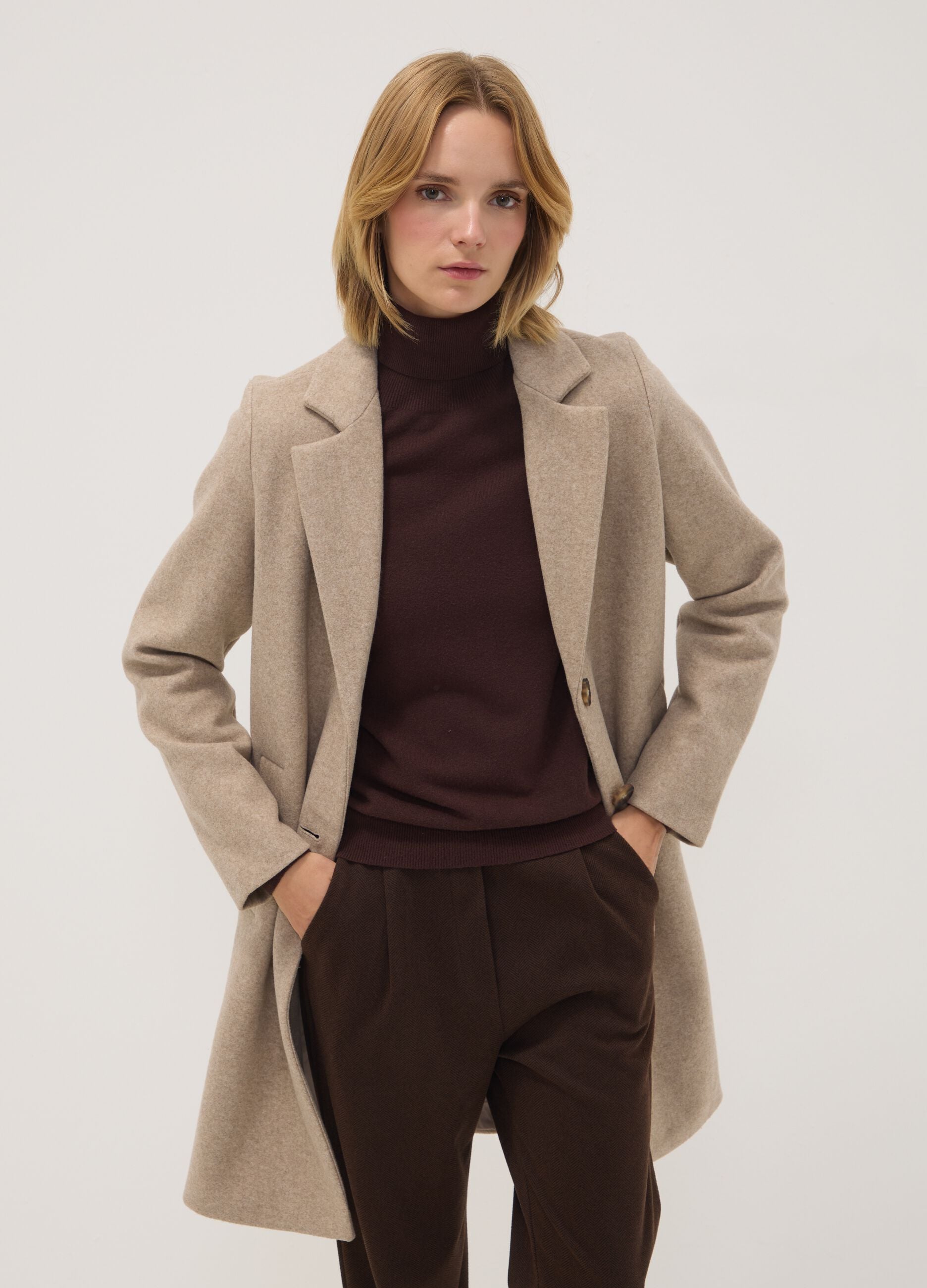 Casaco camel regular fit com lapelas e bot&otilde;es