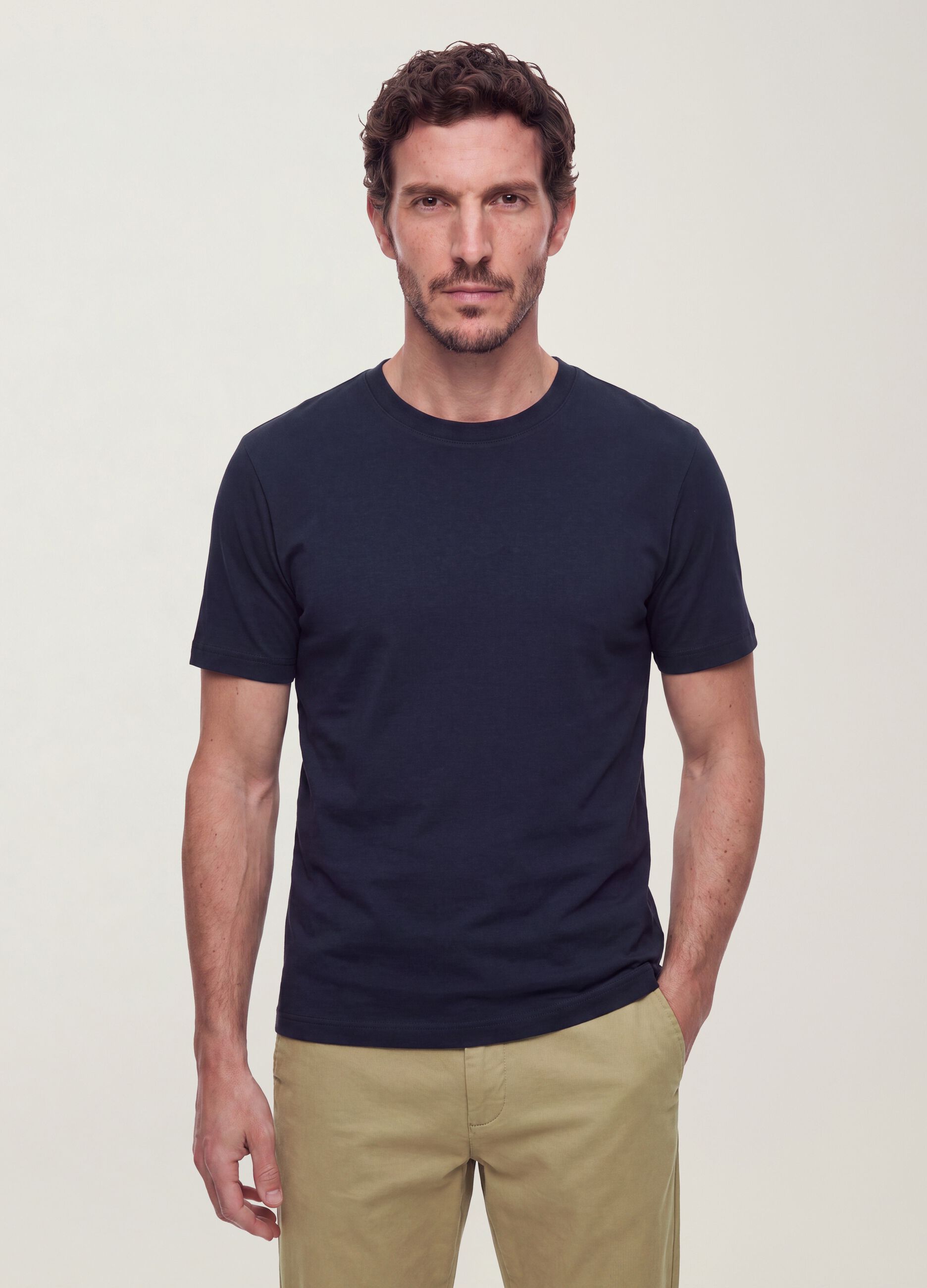 &Mu;&pi;&lambda;&epsilon; &alpha;&nu;&delta;&rho;&iota;&kappa;ό T-shirt &alpha;&pi;ό 100% &beta;&alpha;&mu;&beta;ά&kappa;&iota; &mu;&epsilon; &kappa;&omicron;&nu;&tau;ό &mu;&alpha;&nu;ί&kappa;&iota;, regular fit