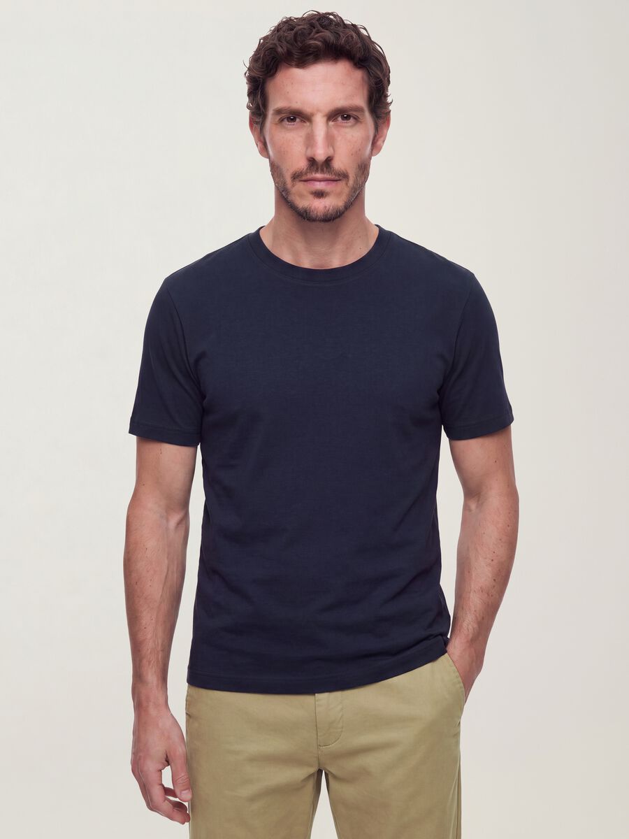 &Mu;&pi;&lambda;&epsilon; &alpha;&nu;&delta;&rho;&iota;&kappa;ό T-shirt &alpha;&pi;ό 100% &beta;&alpha;&mu;&beta;ά&kappa;&iota; &mu;&epsilon; &kappa;&omicron;&nu;&tau;ό &mu;&alpha;&nu;ί&kappa;&iota;, regular fit_0