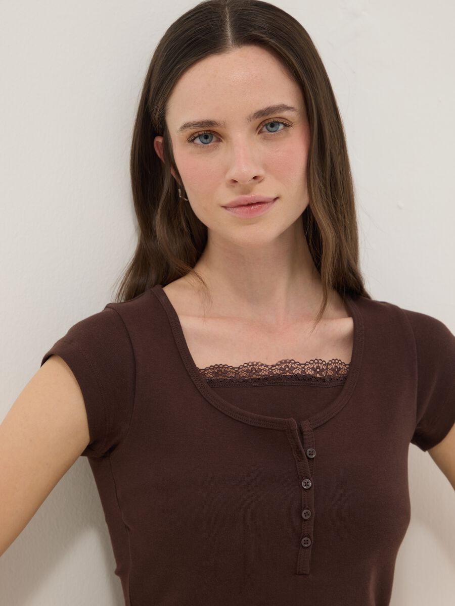 Braunes T-Shirt in regul&auml;rer Passform aus Baumwollmischung mit Spitzendetails_0