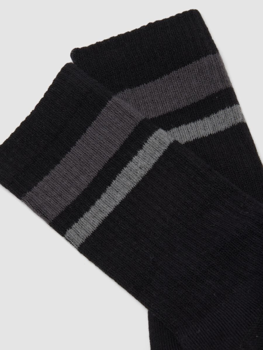 Chaussettes de sport noires en coton stretch_1