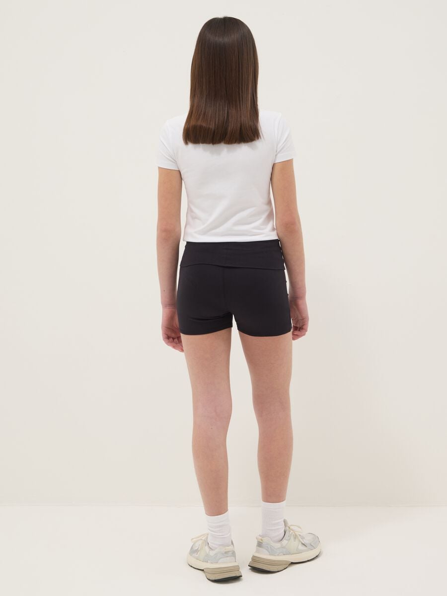 Schwarze Slim-Fit-Shorts aus elastischer Bio-Baumwolle f&uuml;r M&auml;dchen_1