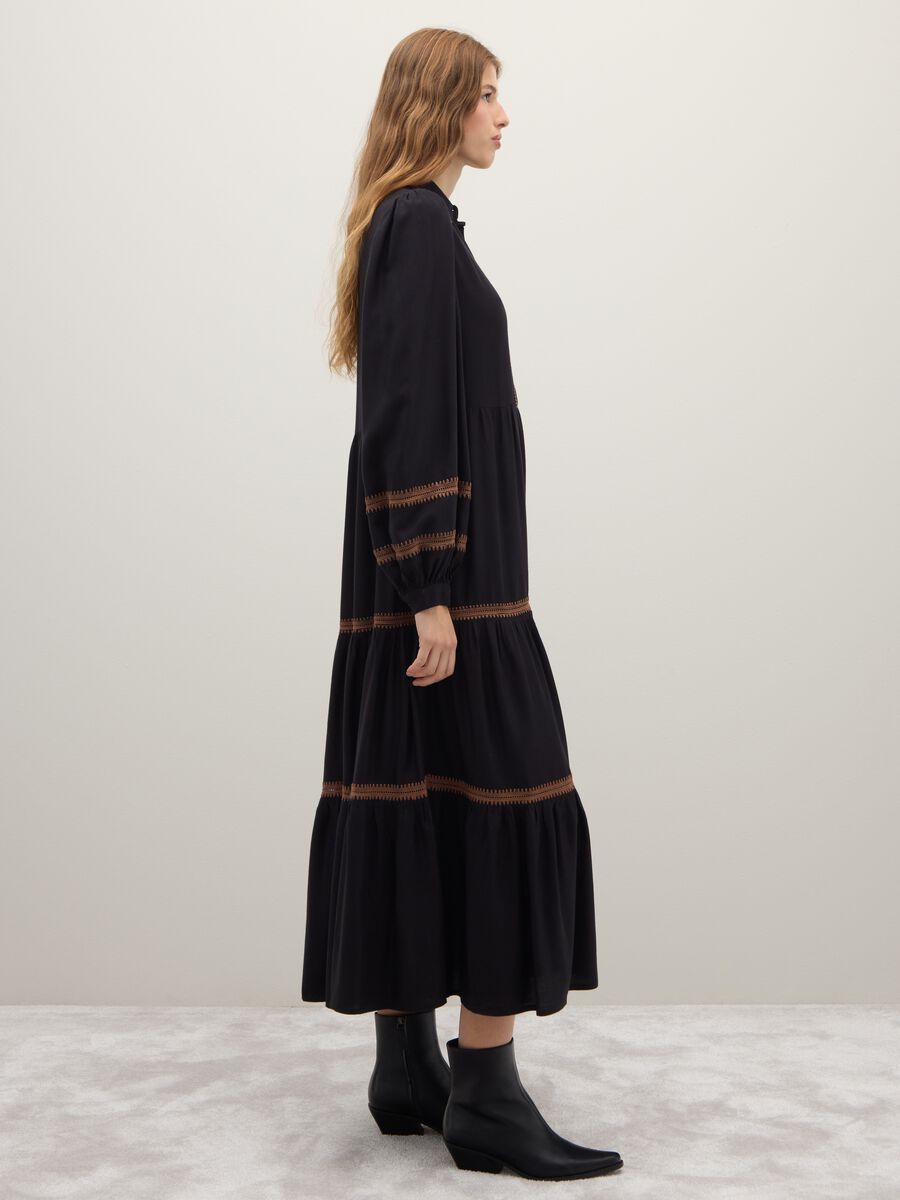 Black dress with embroidered details_2