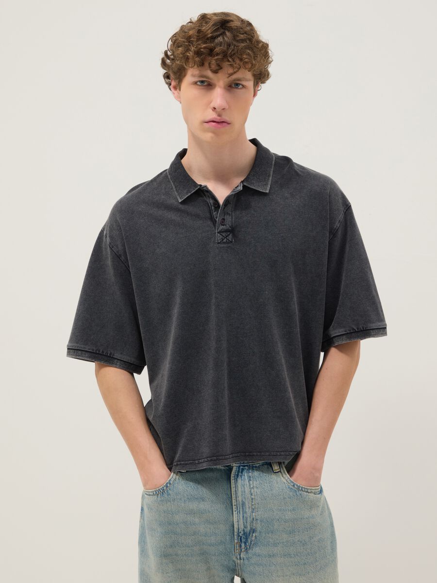 Schwarzes Polo aus reiner Baumwolle mit normaler Passform, kurz&auml;rmelig_1