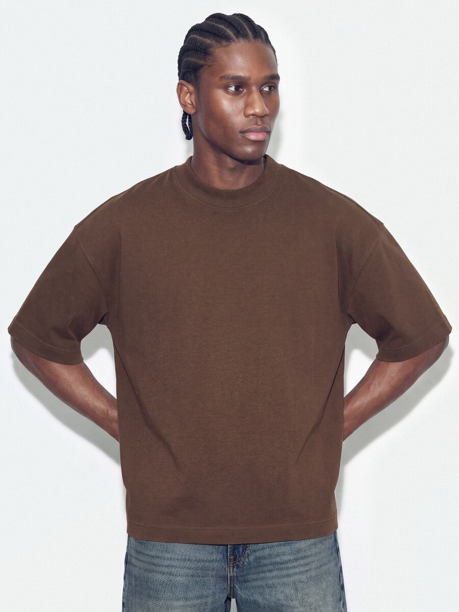 Braunes T-Shirt aus reiner Baumwolle mit Rundhalsausschnitt im Boxy Fit_0