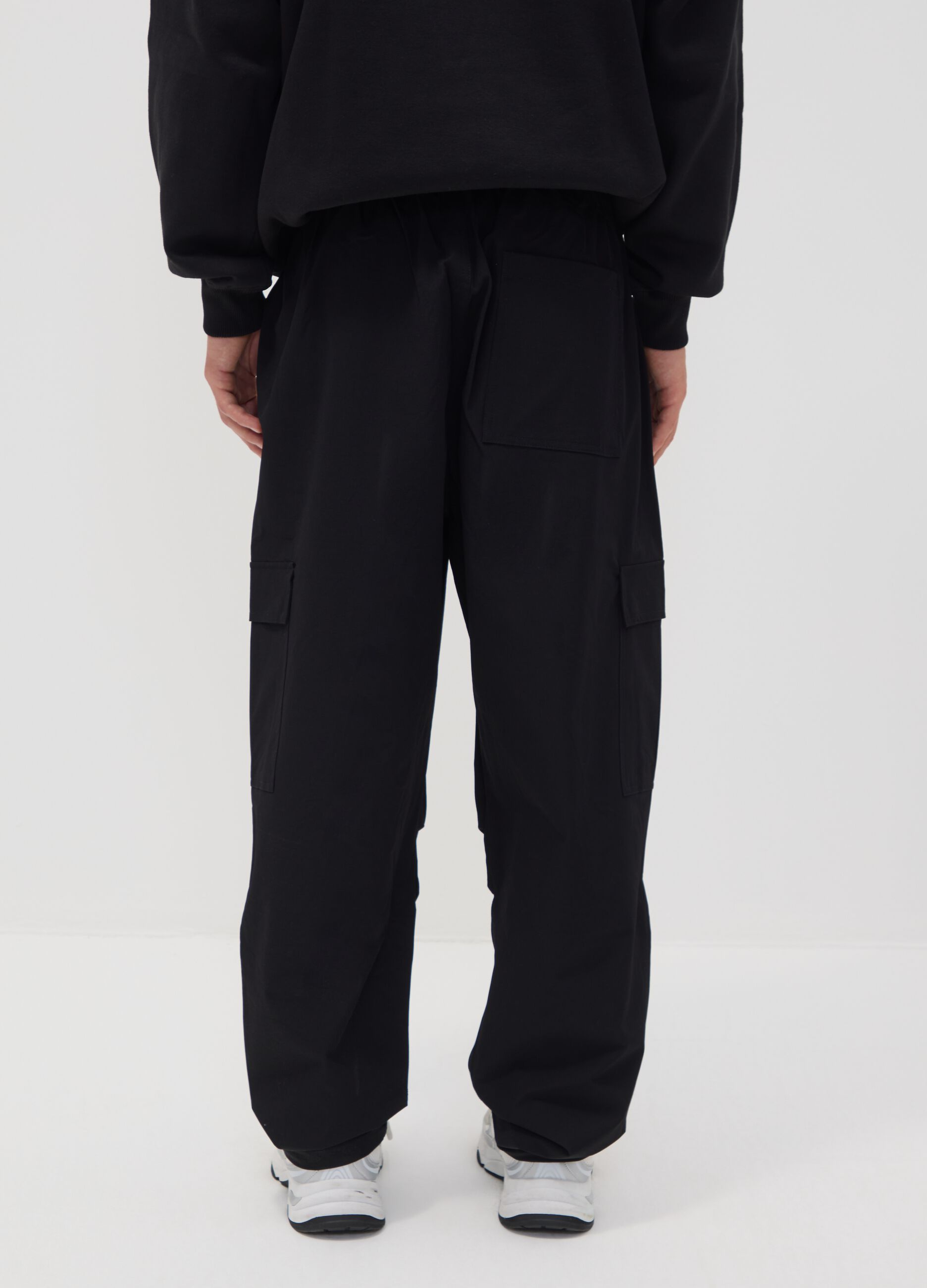 Schwarze sportliche Cargo-Hose mit Kordelzug