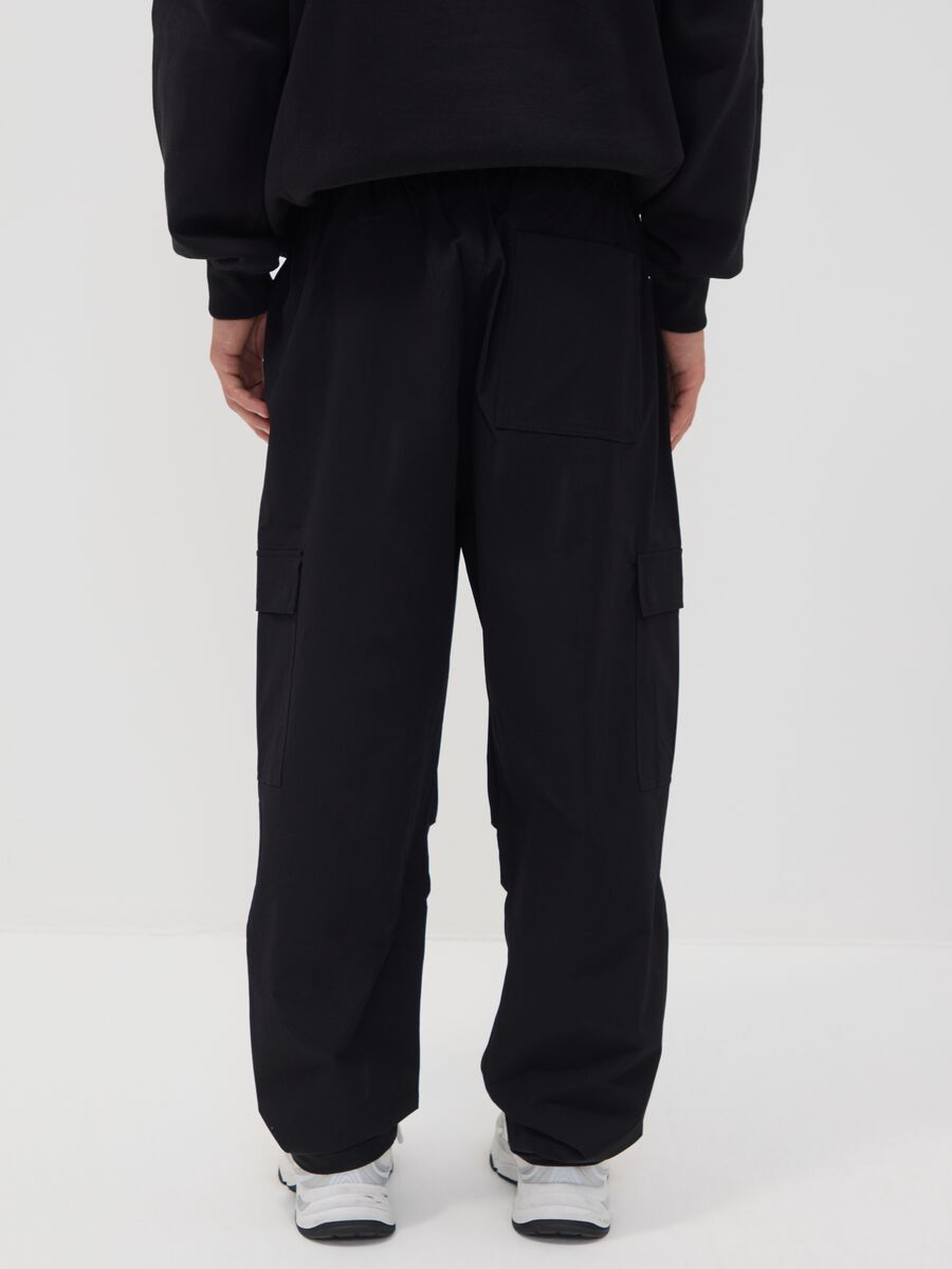 Black sporty cargo trousers with drawstring_2
