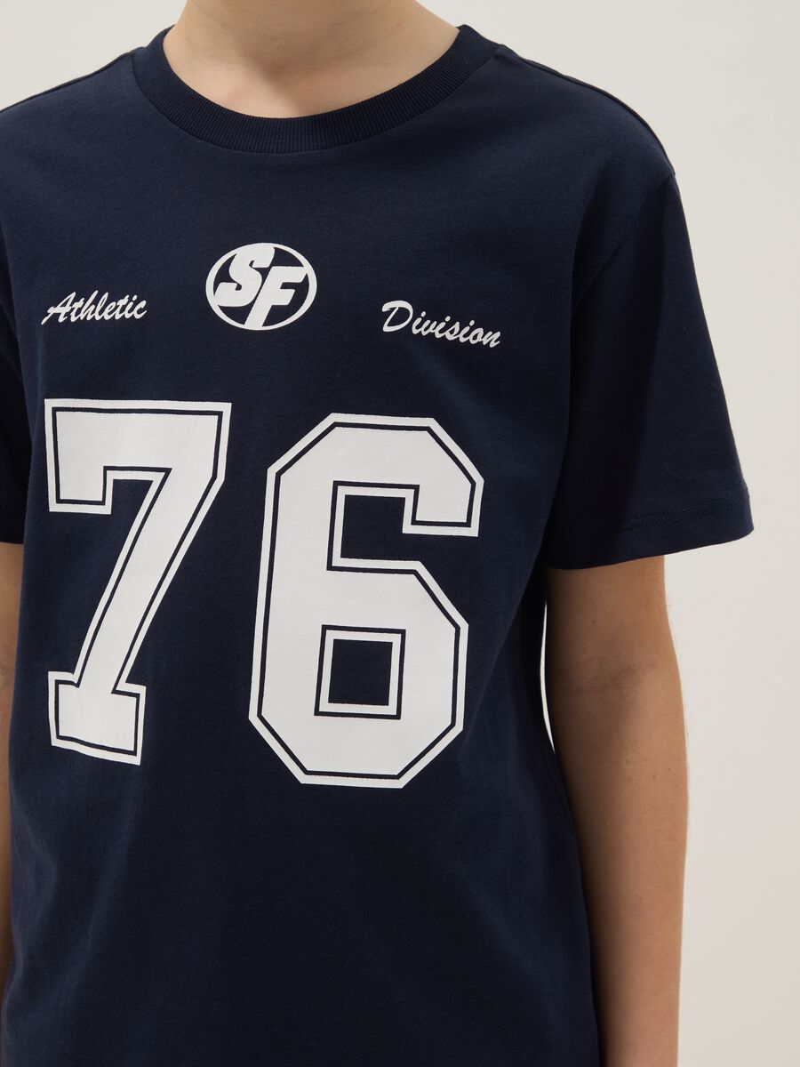 T-shirt bleu gar&ccedil;on en pur coton, coupe regular, avec imprim&eacute;_2