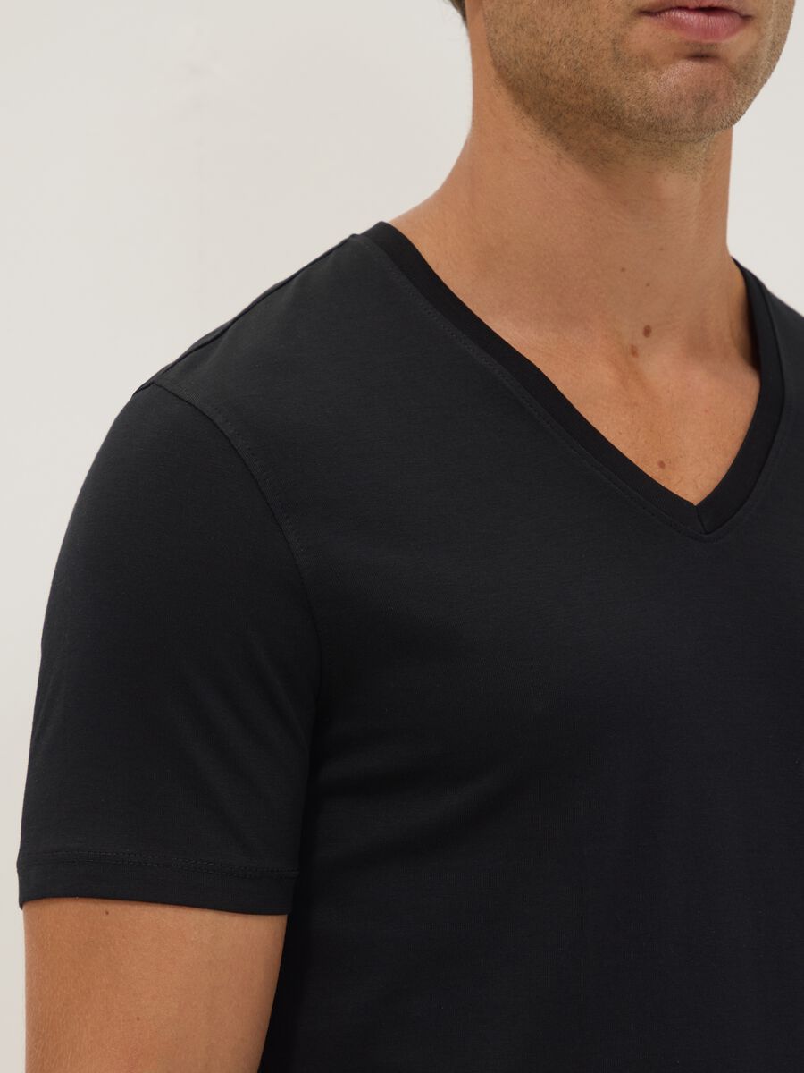 Schwarzes T-Shirt aus reiner Supima-Baumwolle mit V-Ausschnitt, Regular Fit_2