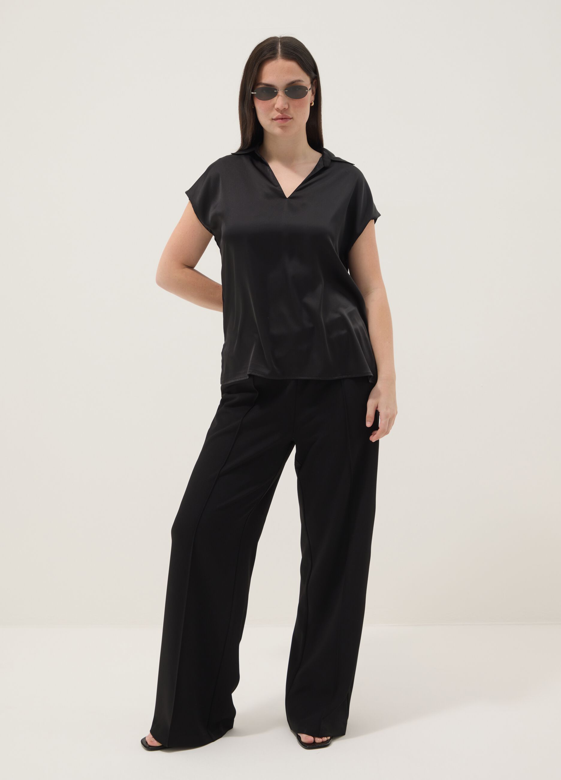 Black short-sleeve polo-collar T-shirt, regular fit