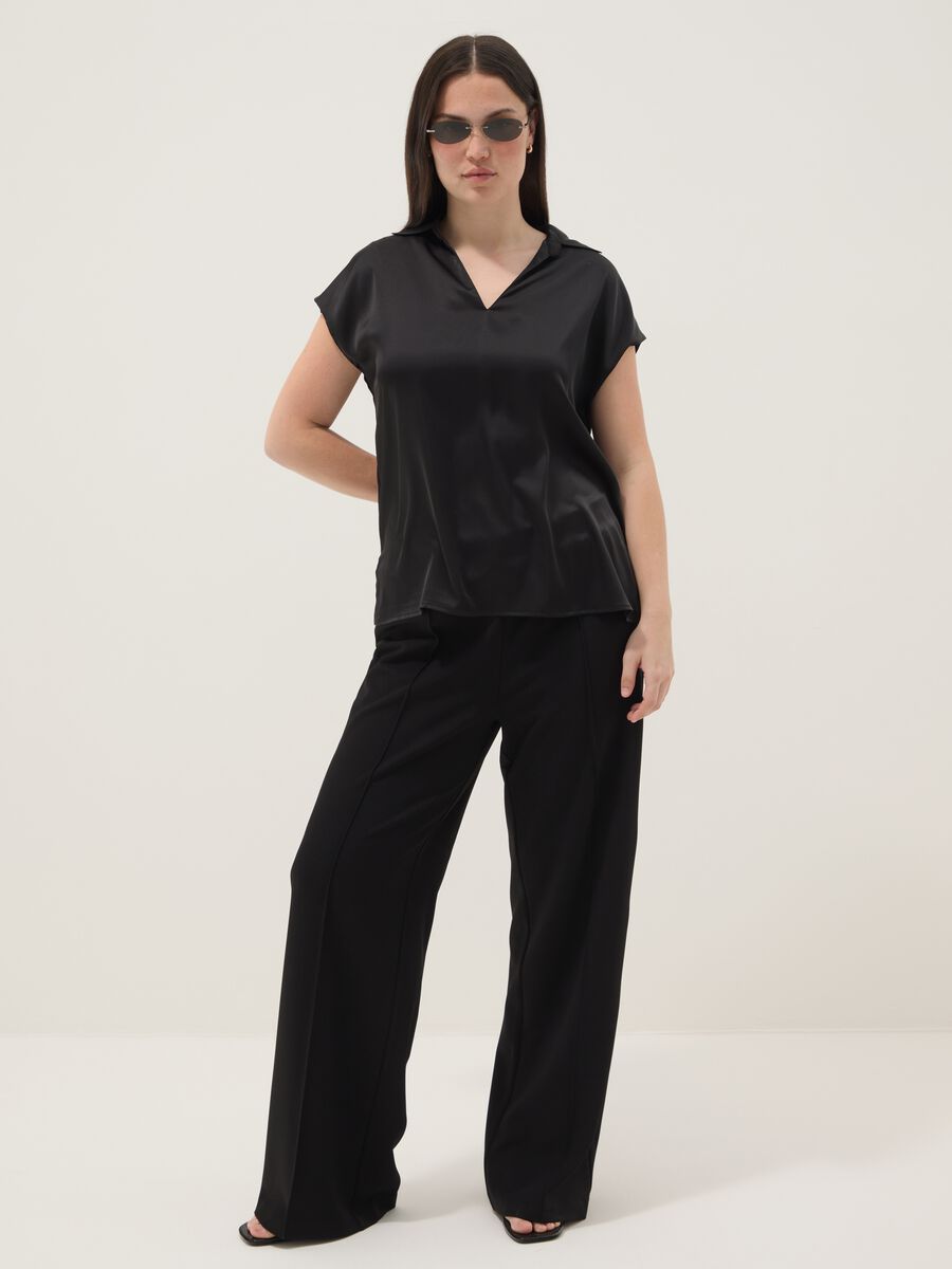 Schwarzes Kurzarm-T-Shirt mit Polokragen, Regular Fit_1