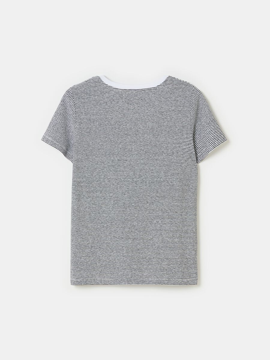 Contemporary T-shirt with thin stripes_4