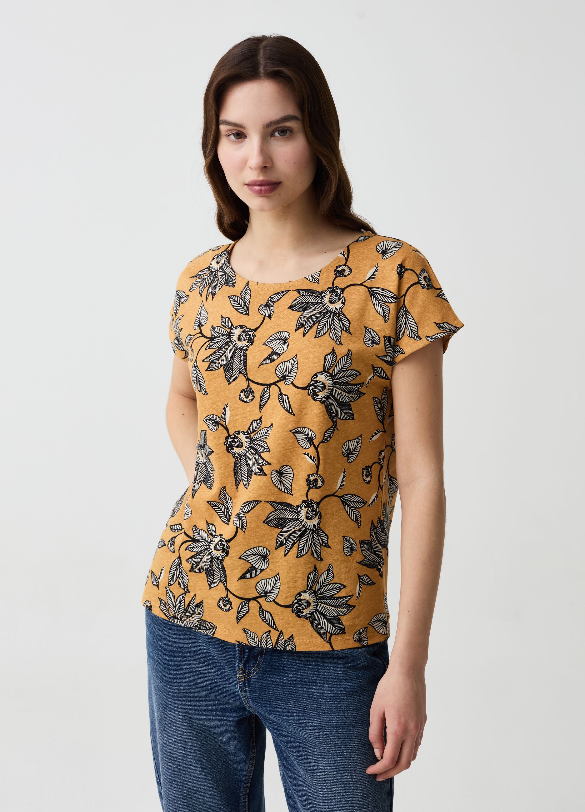 T-shirt in lino e cotone con stampa floreale