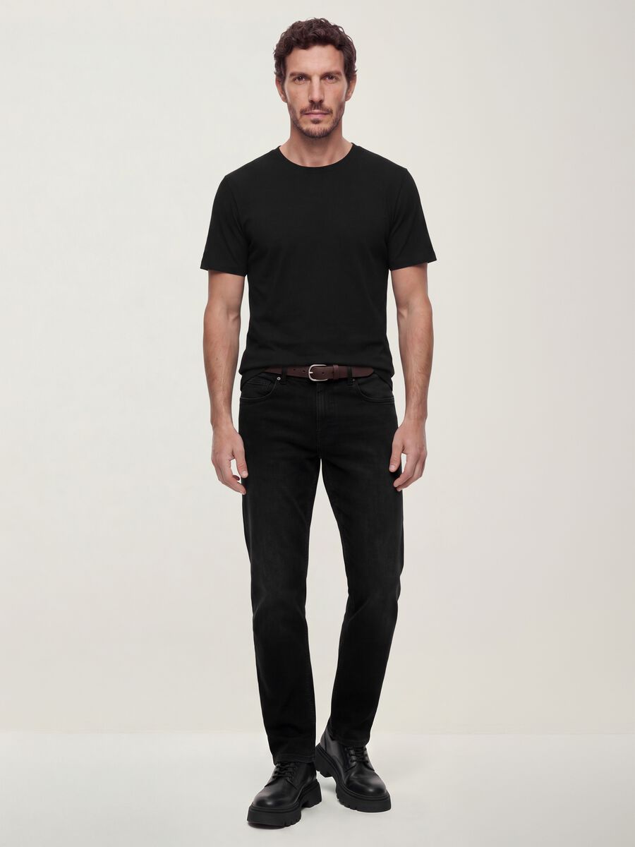 Jeans pretos em algod&atilde;o el&aacute;stico, corte comfort_0
