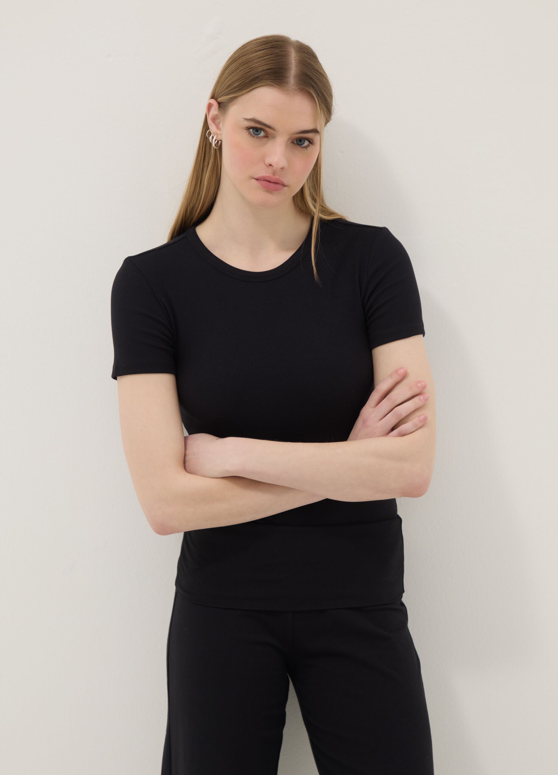 Top preto slim fit de algod&atilde;o el&aacute;stico