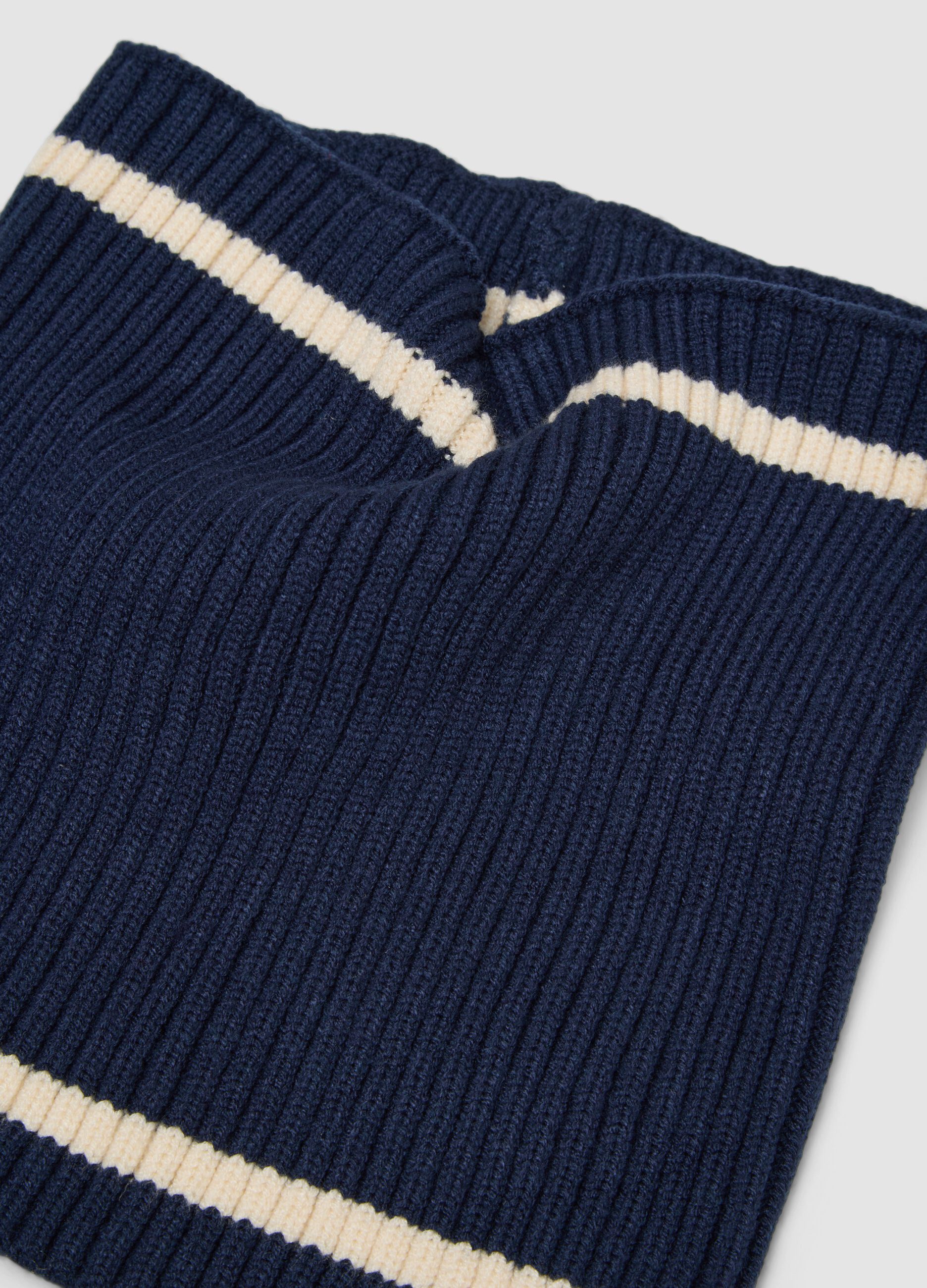 Blaues M&uuml;tze- und Schlauchschal-Set aus Viskosemix