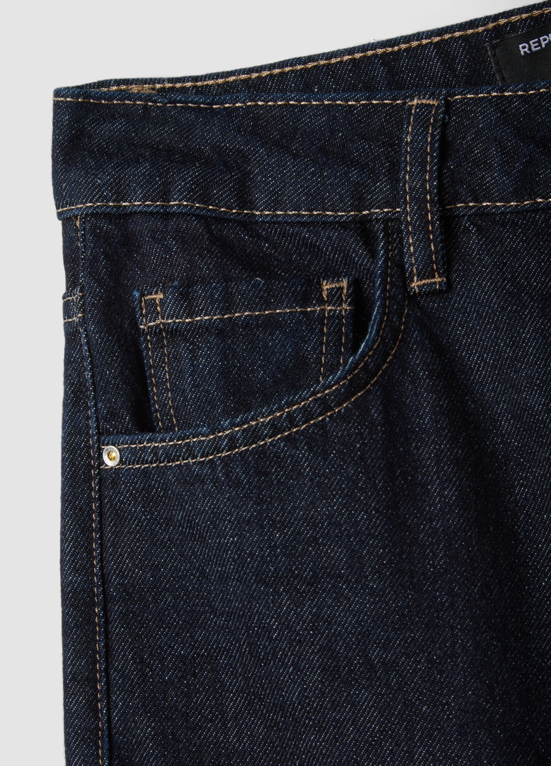 Jeans denim azuis em algod&atilde;o puro, wide leg e cintura subida