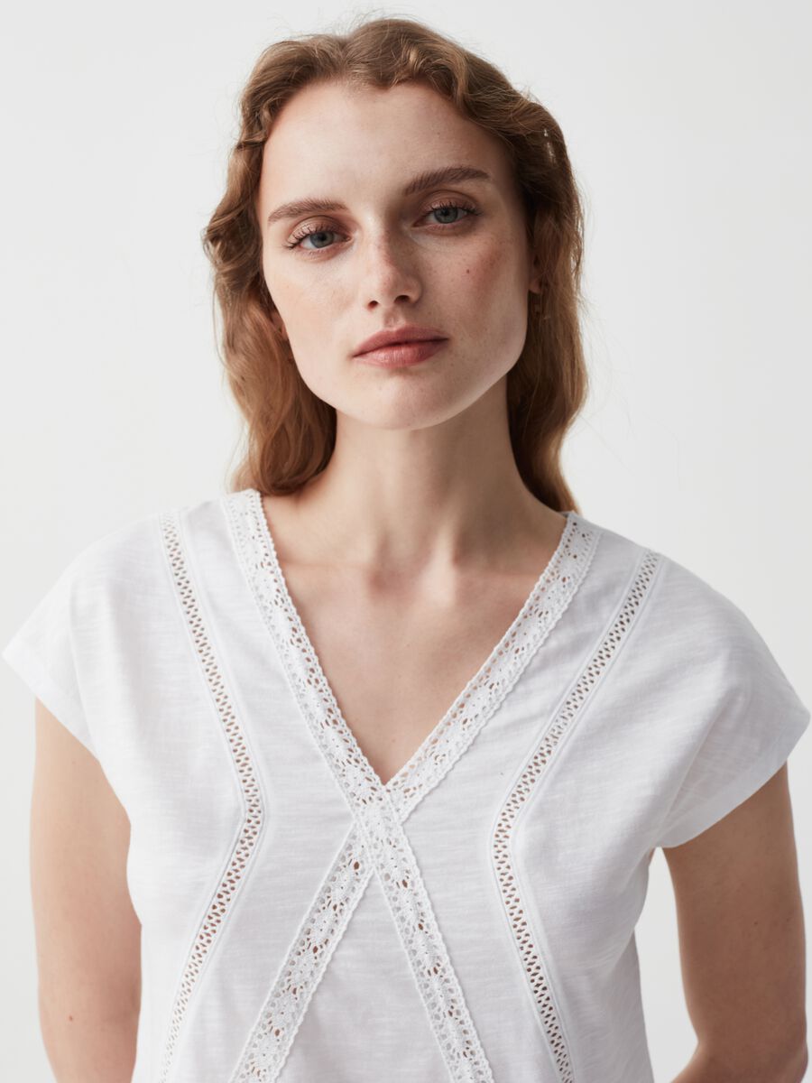 T-shirt with openwork and lace details_1