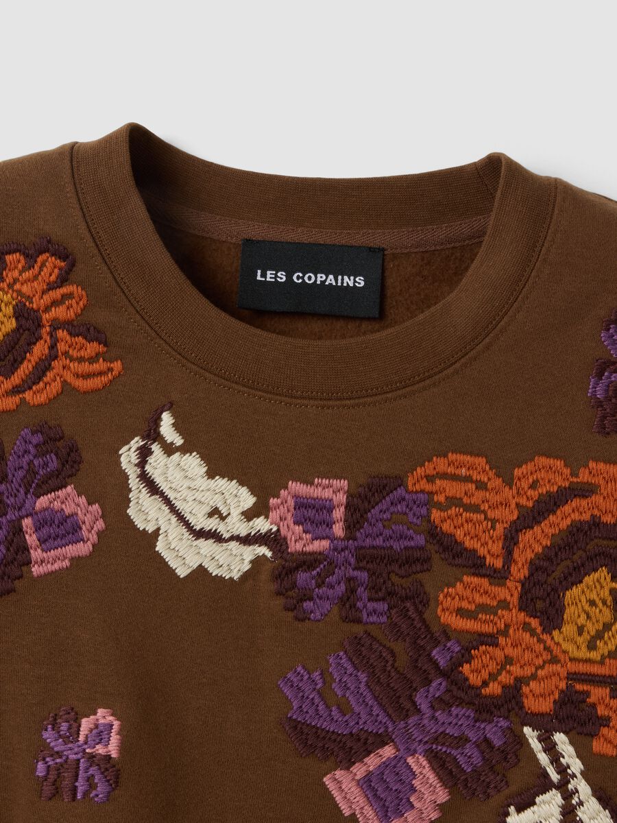 Felpa marrone in misto cotone con girocollo con fantasia floreale_5