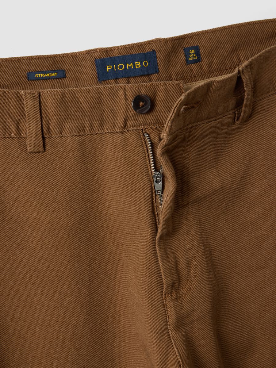 Pantaloni chino marroni in cotone elasticizzato straight fit_1
