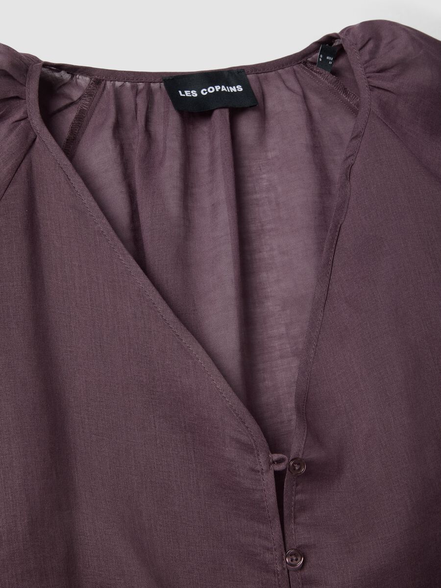 Camisa roxa em mistura de r&acirc;mia e liocel com decote em V, corte regular_1