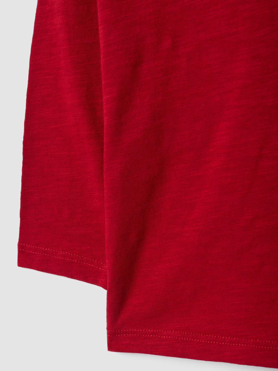 T-shirt rossa in puro cotone organico con girocollo e taschino_2