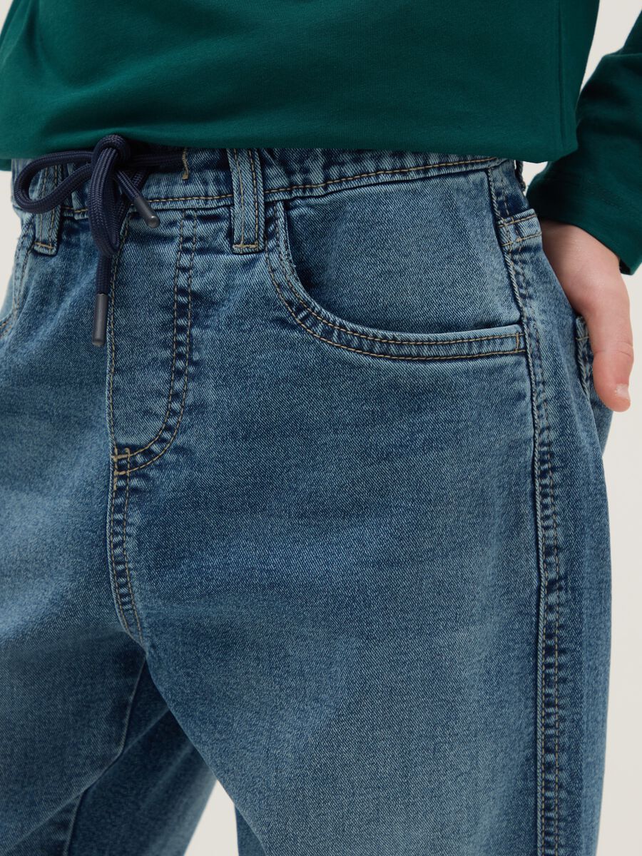 Blue cotton blend regular fit jeans with elastic waistband_2