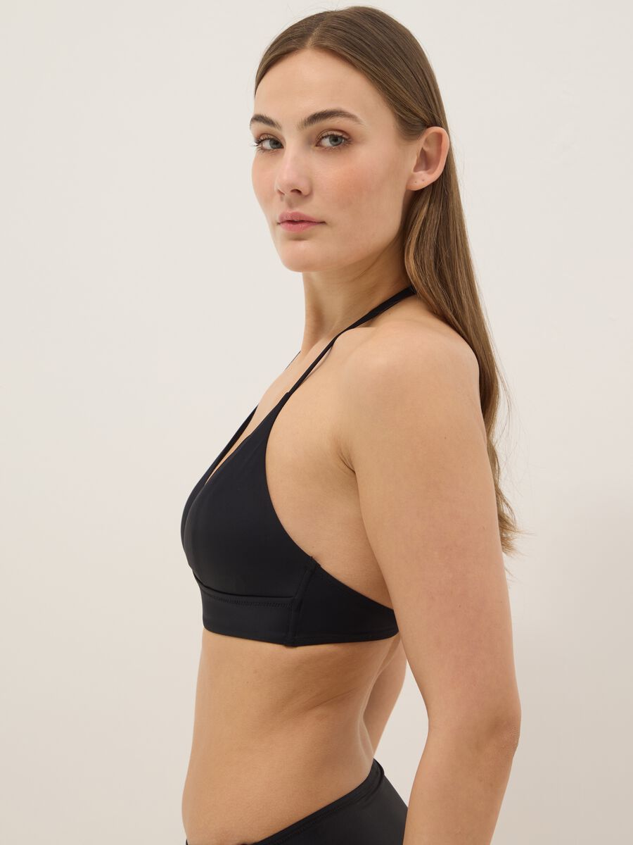 Schwarzes, elastisches Bikini-Top mit herausnehmbarer Polsterung_2