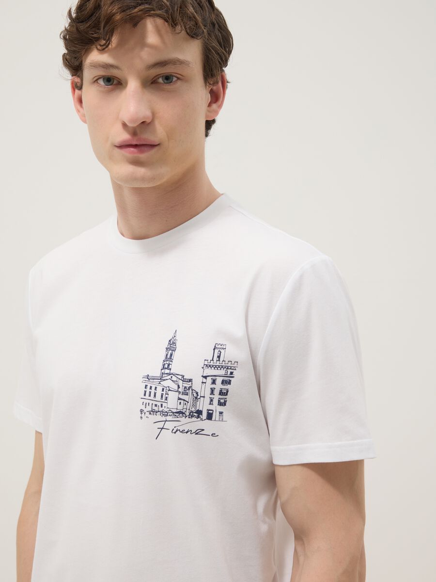 Wei&szlig;es T-Shirt aus reiner Baumwolle mit Frontprint, Regular Fit_2
