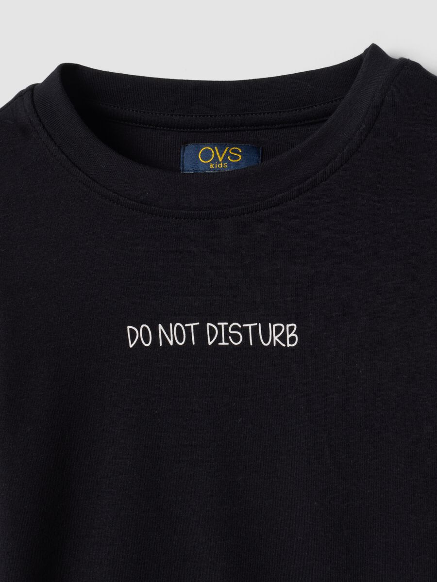 T-shirt nera in cotone organico elasticizzato con collo a costine_4