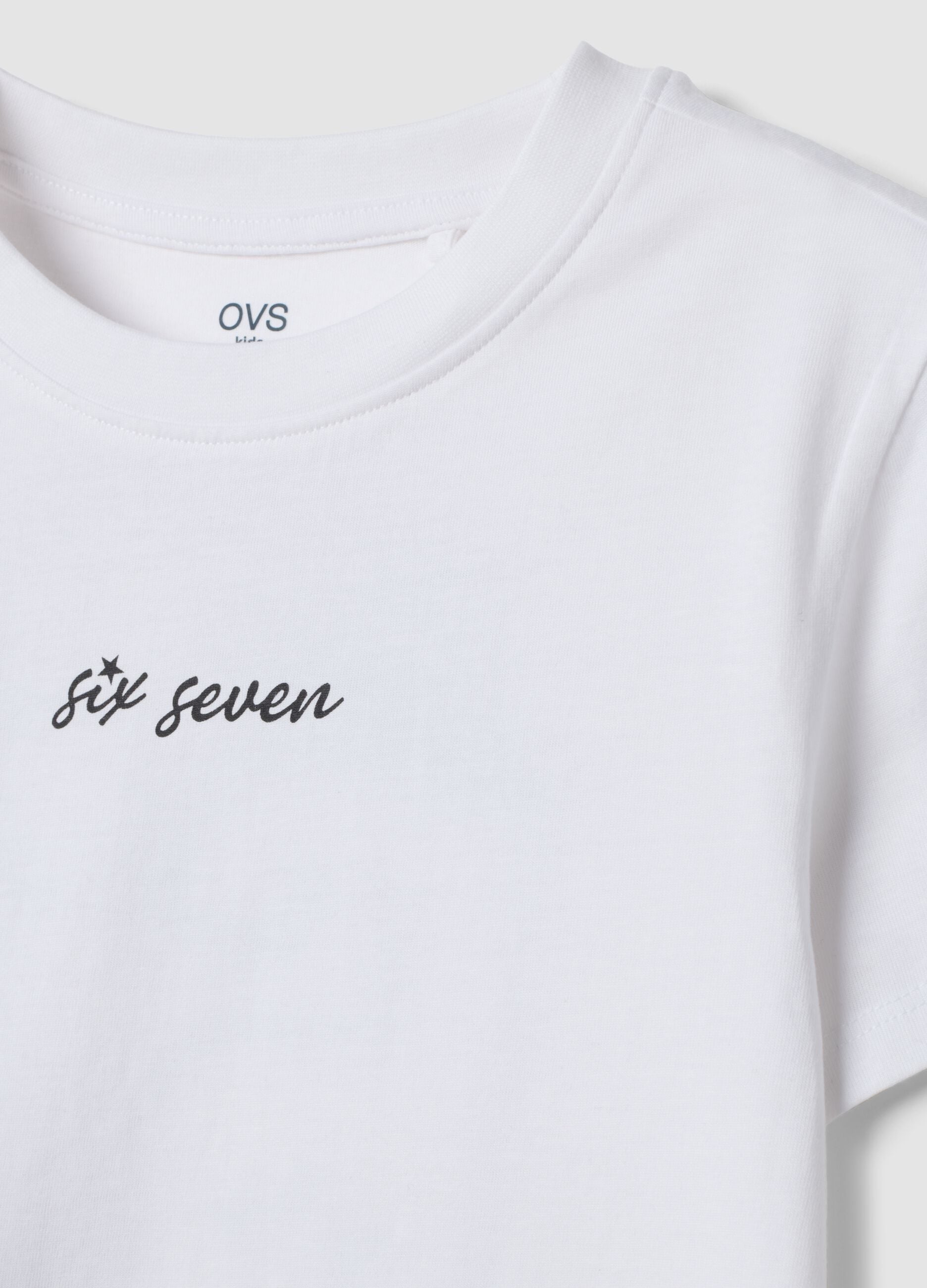 &Lambda;&epsilon;&upsilon;&kappa;ό T-shirt &alpha;&pi;ό 100% &beta;&alpha;&mu;&beta;ά&kappa;&iota; &mu;&epsilon; &sigma;&tau;ά&mu;&pi;&epsilon;&sigmaf; Six Seven, regular fit