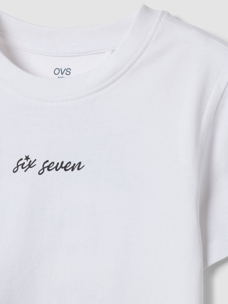 &Lambda;&epsilon;&upsilon;&kappa;ό T-shirt &alpha;&pi;ό 100% &beta;&alpha;&mu;&beta;ά&kappa;&iota; &mu;&epsilon; &sigma;&tau;ά&mu;&pi;&epsilon;&sigmaf; Six Seven, regular fit_1
