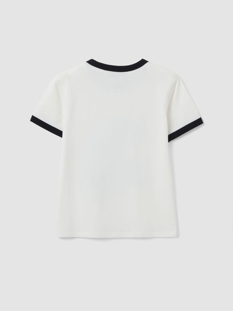 T-shirt bianca in cotone con stampa grafica frontale e bordi a contrasto_1