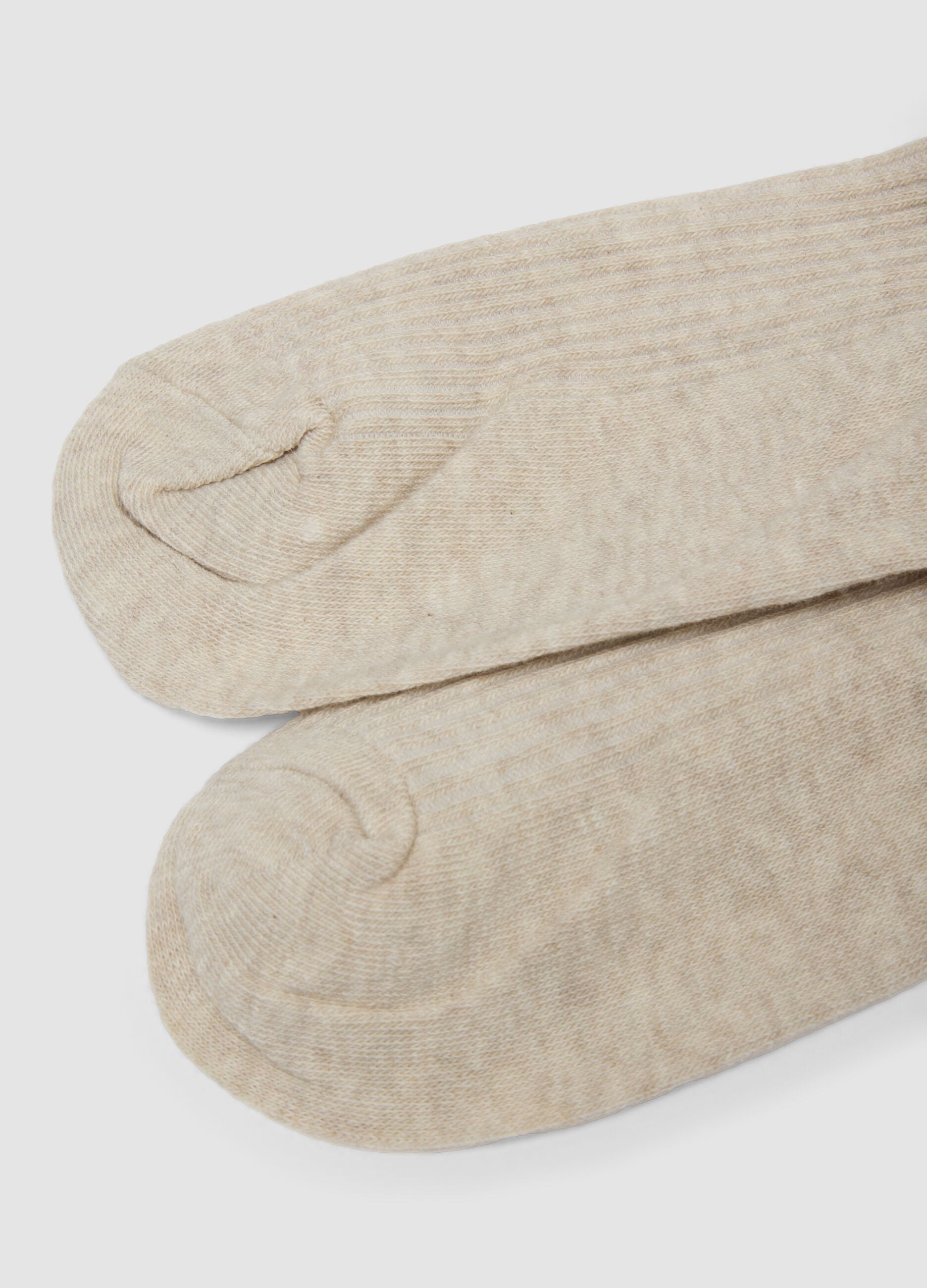 Beige ribbed knee-high socks in organic cotton blend