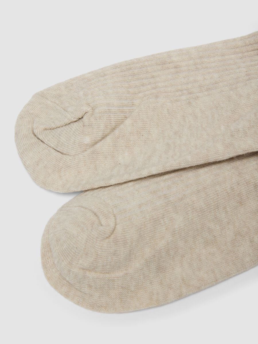 Beige ribbed knee-high socks in organic cotton blend_1