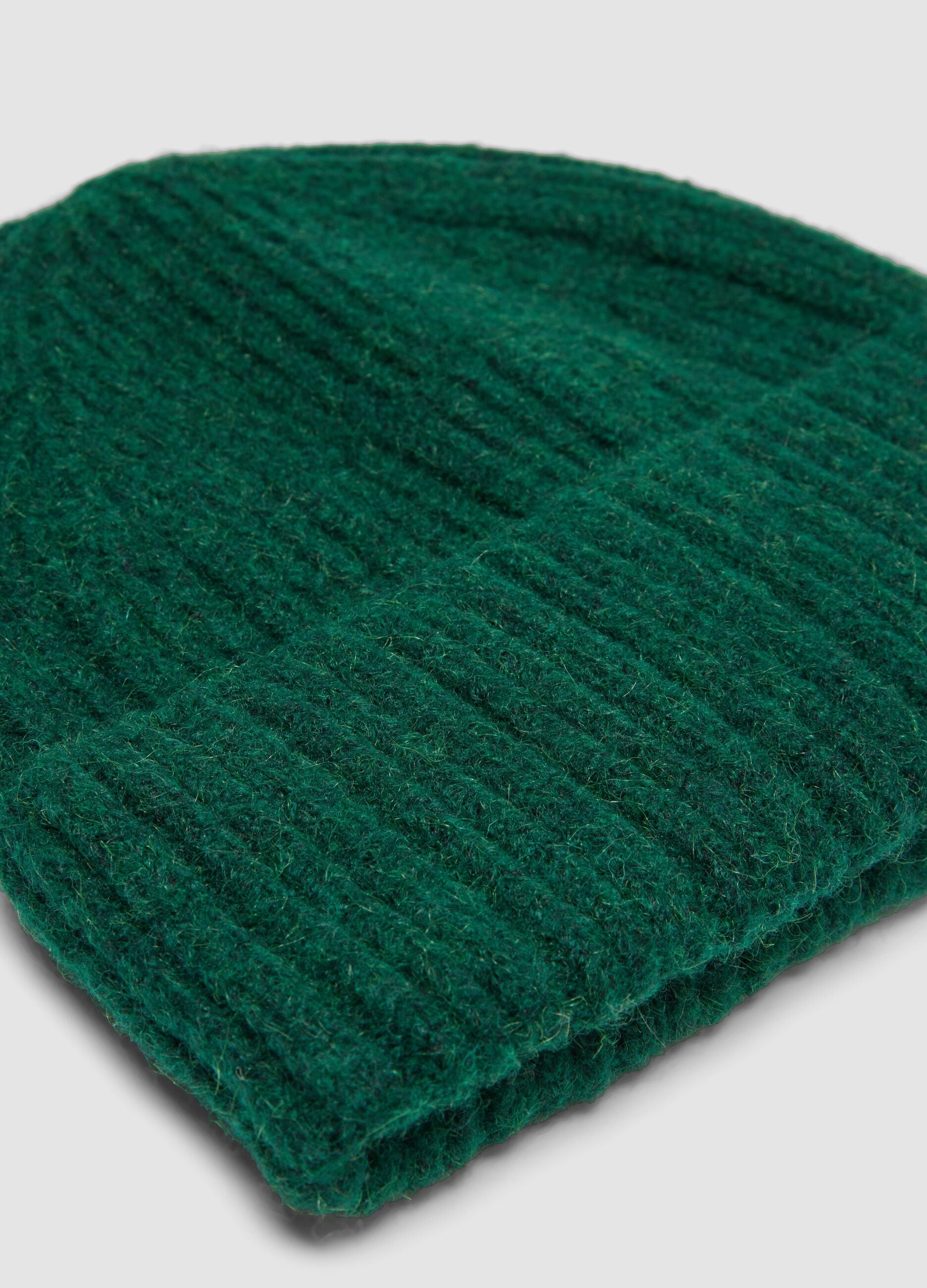 Berretto verde in lana elasticizzata a coste