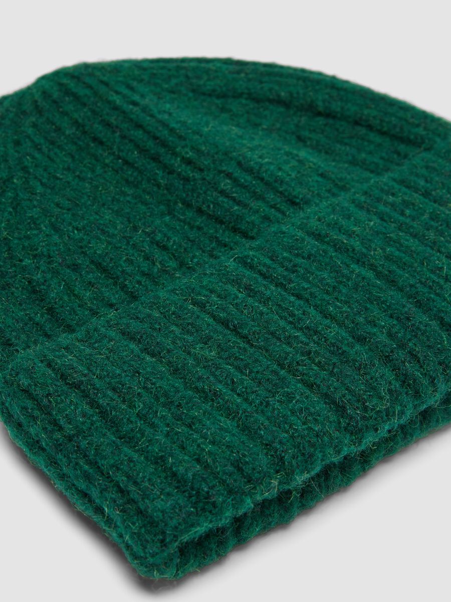 Berretto verde in lana elasticizzata a coste_1