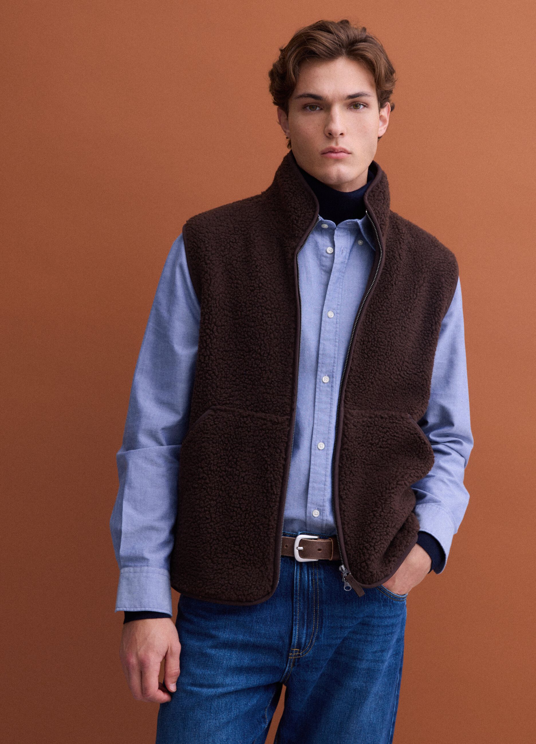 Colete castanho regular fit com efeito teddy