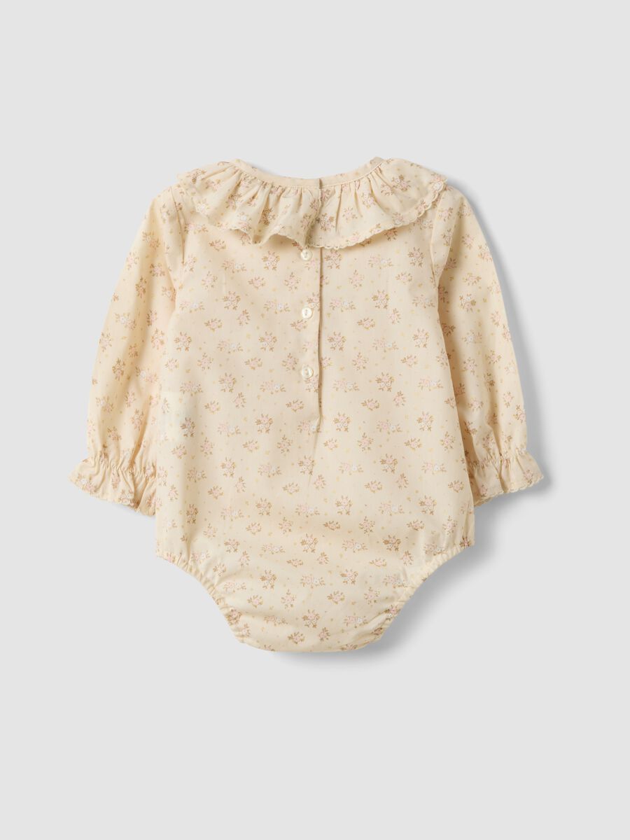 Beiger Baby-M&auml;dchen-Body aus reiner Baumwolle mit R&uuml;schenkragen und Blumenprint_1