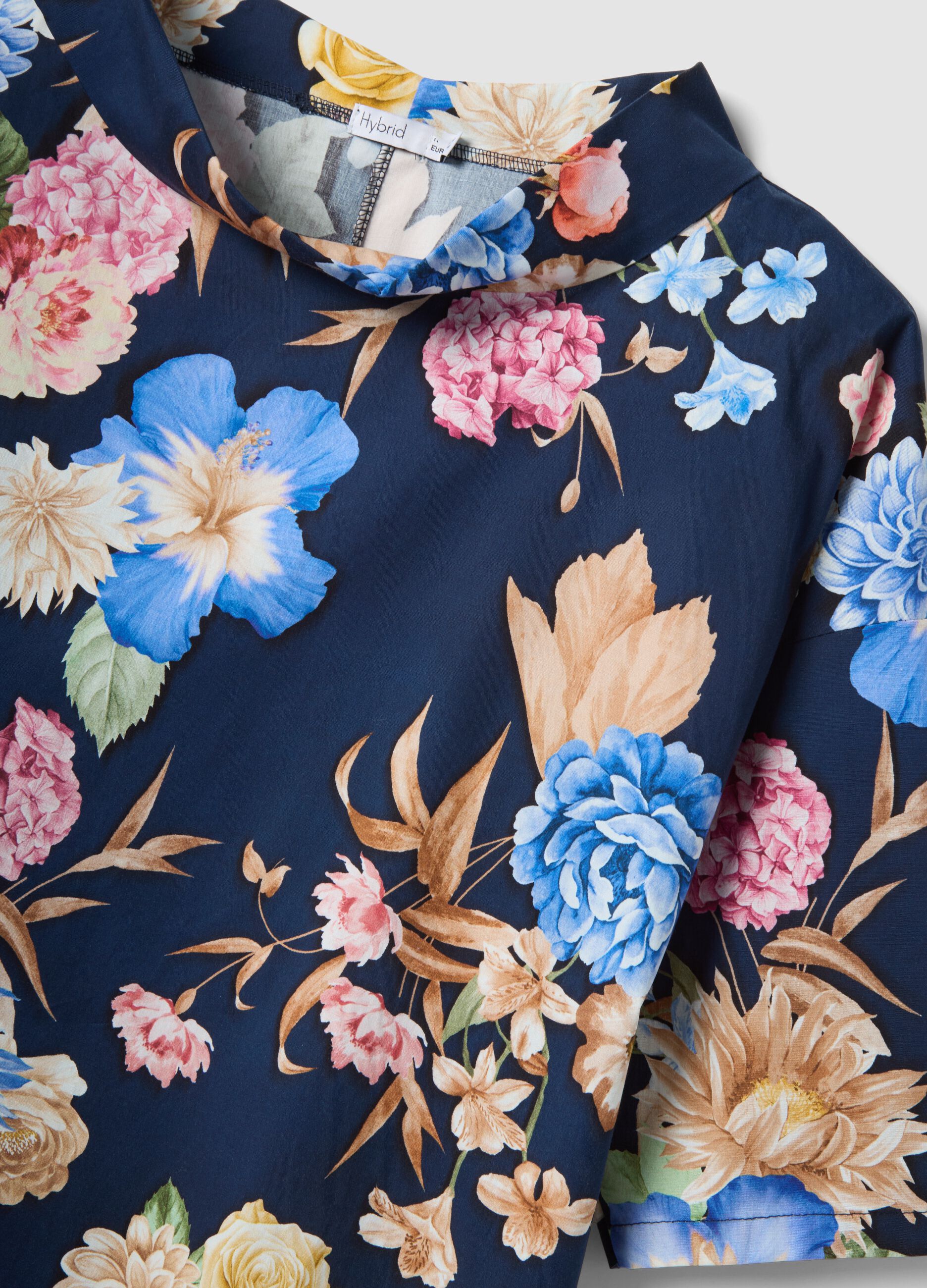 Camiseta azul de algod&oacute;n el&aacute;stico con flores