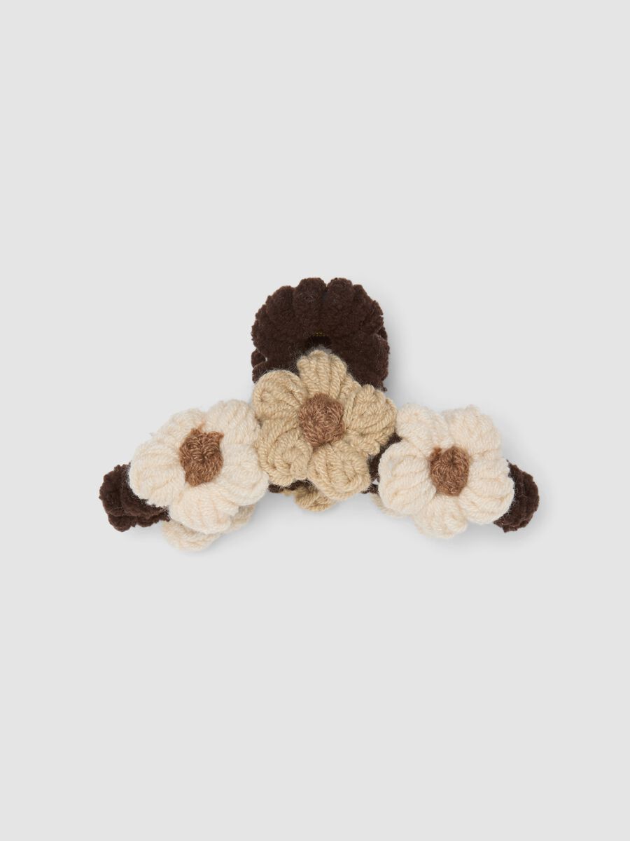 Brown hair claw clip with textured floral details_0