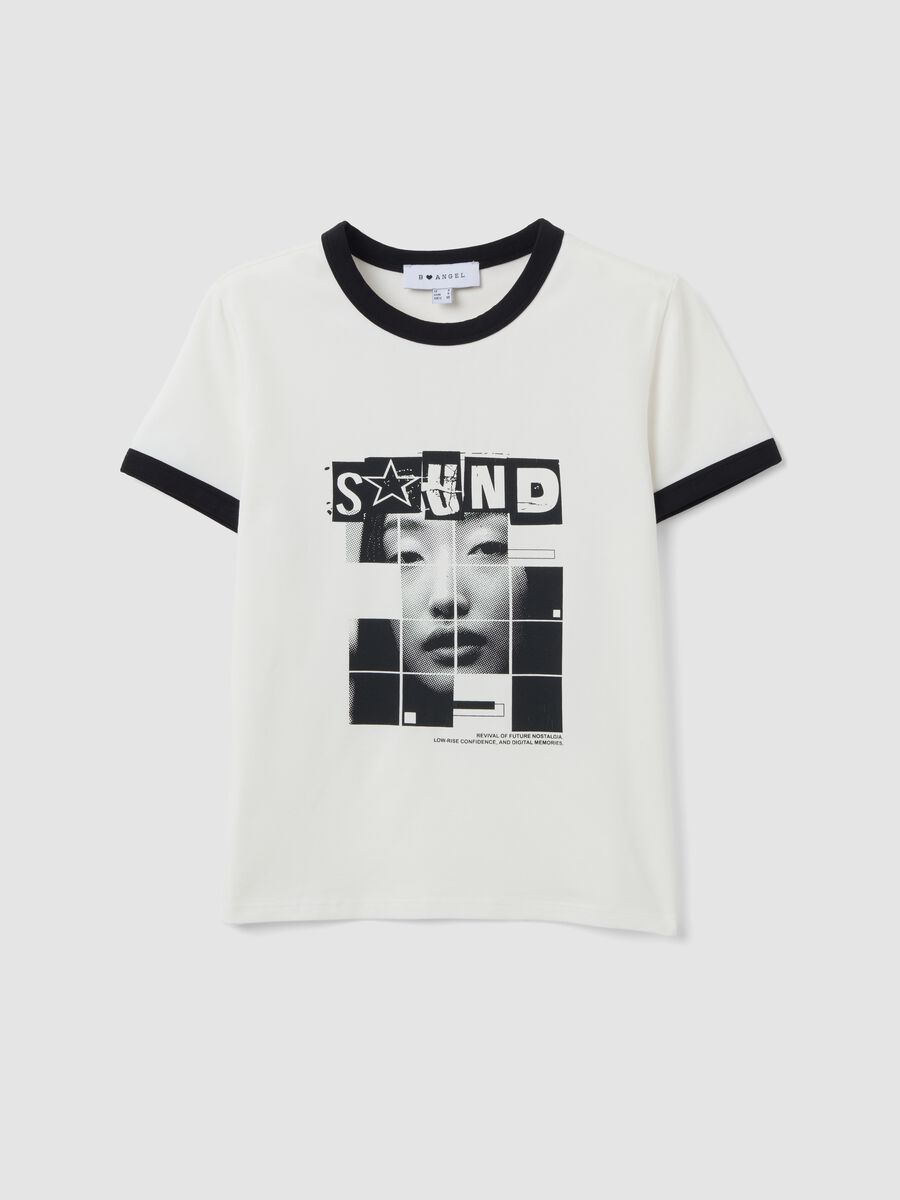 T-shirt bianca in cotone con stampa grafica frontale e bordi a contrasto_0
