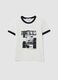 T-shirt bianca in cotone con stampa grafica frontale e bordi a contrasto_0