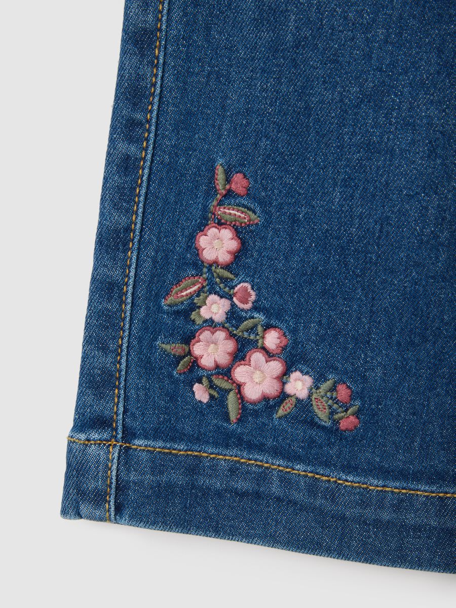 Blue denim wide leg trousers with embroidery for girls_2