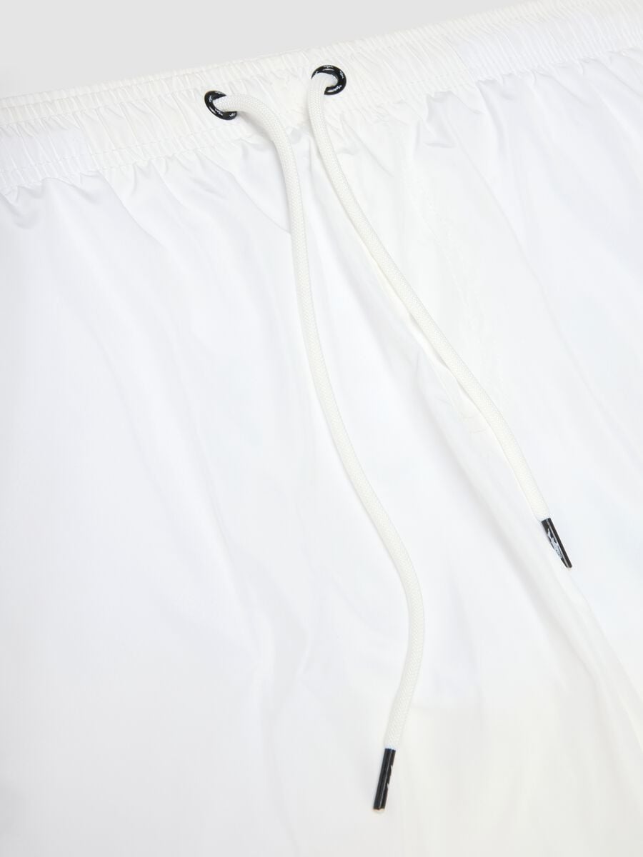 White swim shorts with elasticated waistband_5