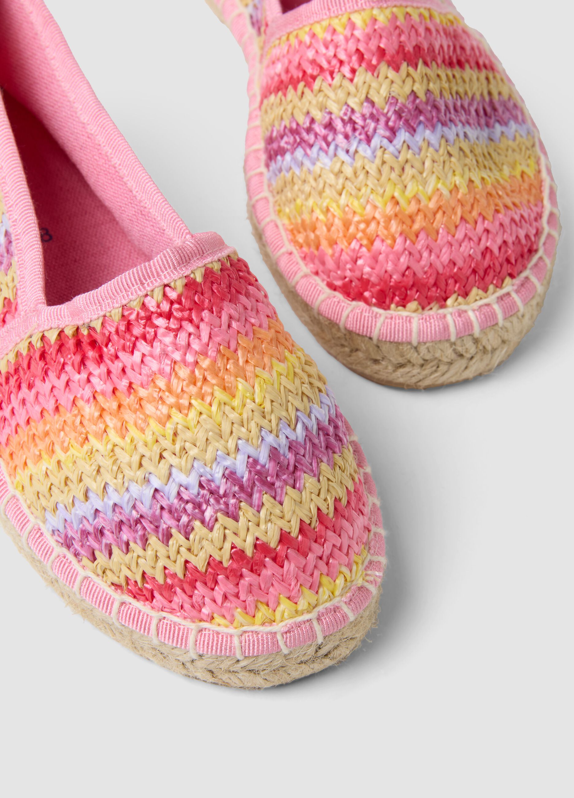 Alpargatas infantiles multicolor con dise&ntilde;o trenzado