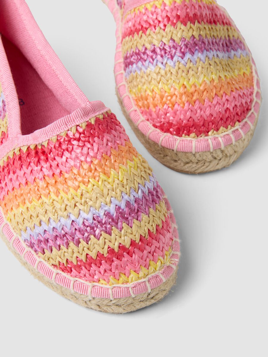 Alpargatas infantiles multicolor con dise&ntilde;o trenzado_2