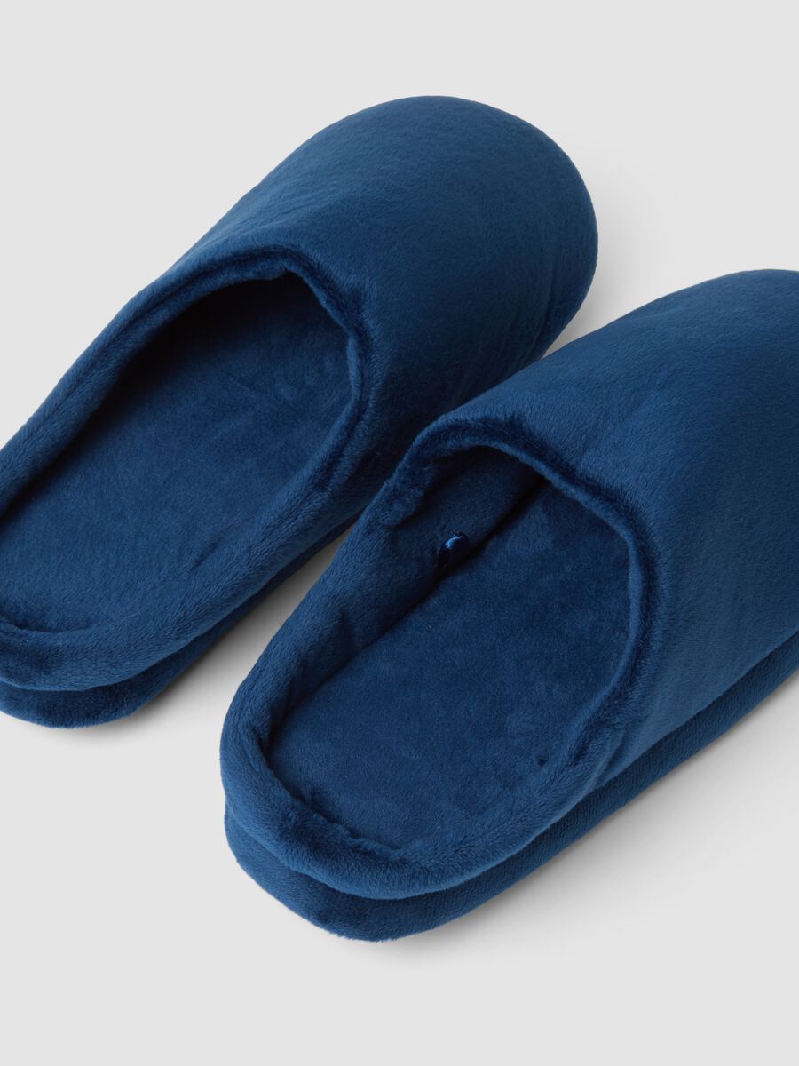 Blue closed-toe slippers with a soft-touch finish_2