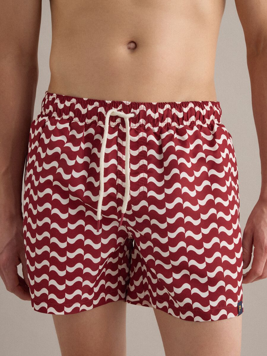 Red men&rsquo;s swim shorts with all-over print_2